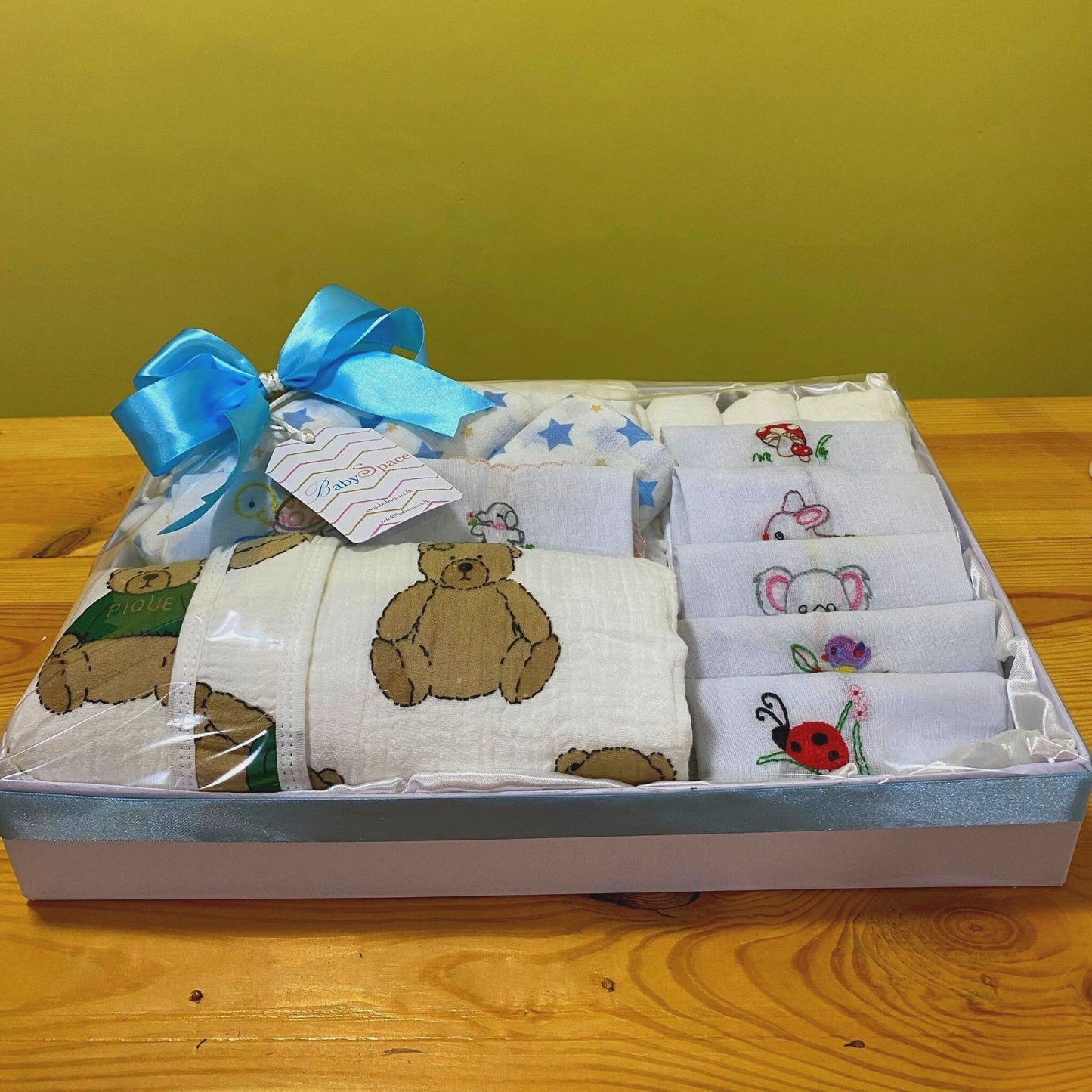 Gift wrapping - Box or Basket With Ribbon